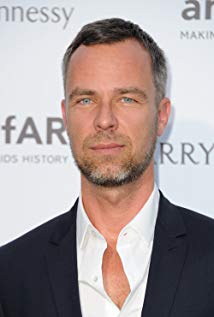 How tall is JR Bourne?